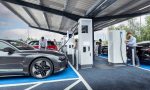 Alquilan un coche eléctrico y la recarga les cuesta lo mismo que un sueldo: la odisea de estos jubilados franceses tras visitar España