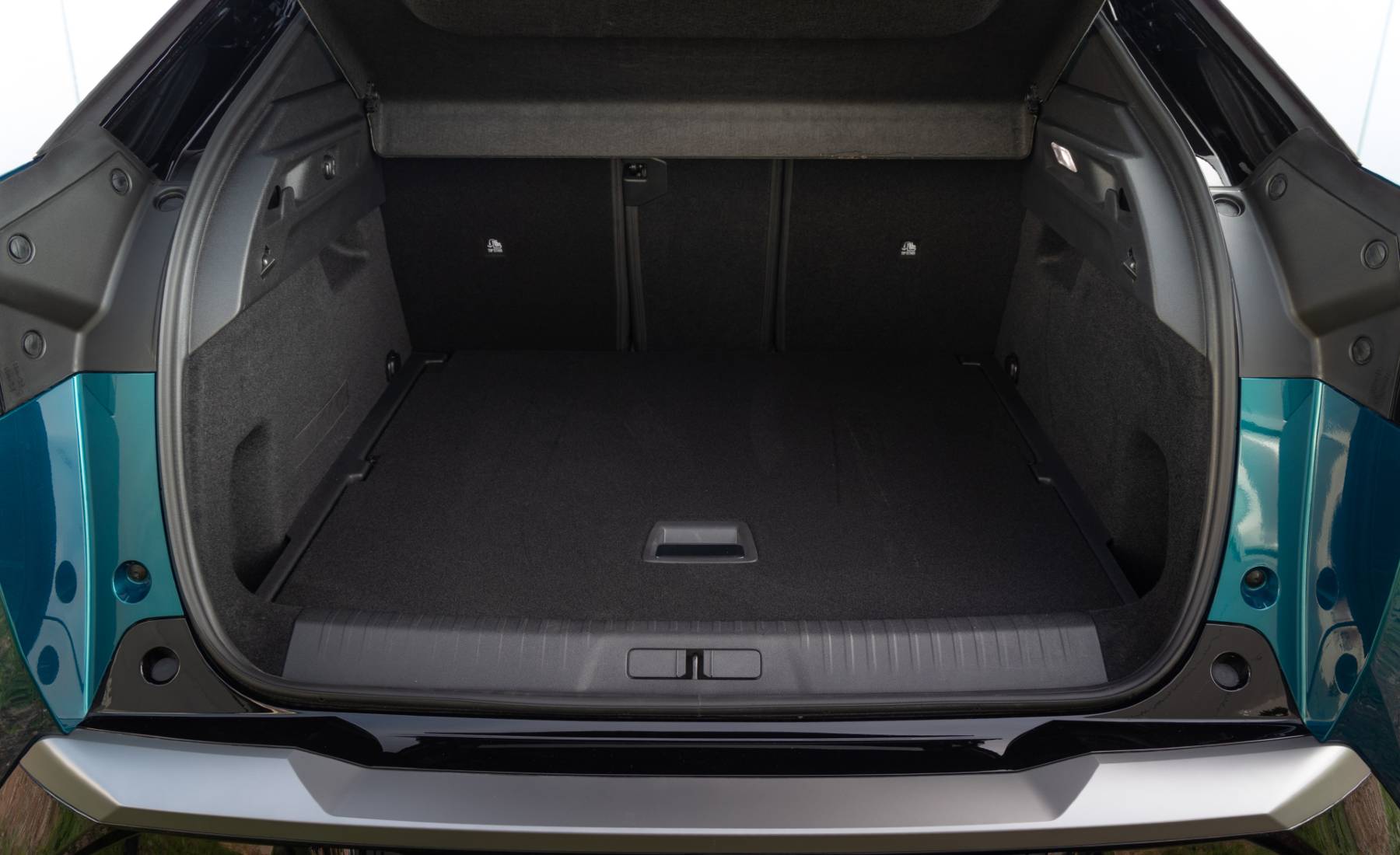 Peugeot e3008