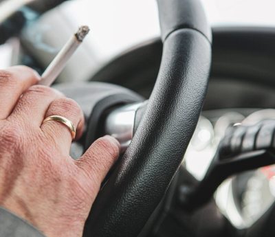 conductor fumando