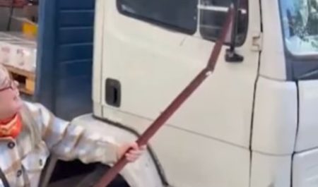 la mujer comenzó a destrozar el